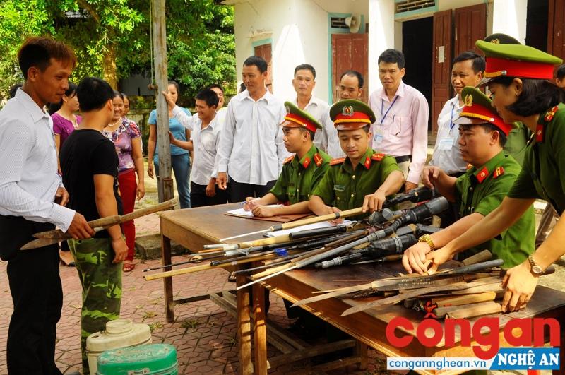 Người dân xã Võ Liệt, huyện Thanh Chương giao nộp vũ khí, vật liệu nổ, công cụ hỗ trợ cho Công an huyện Thanh Chương  - Ảnh: Thu Thủy