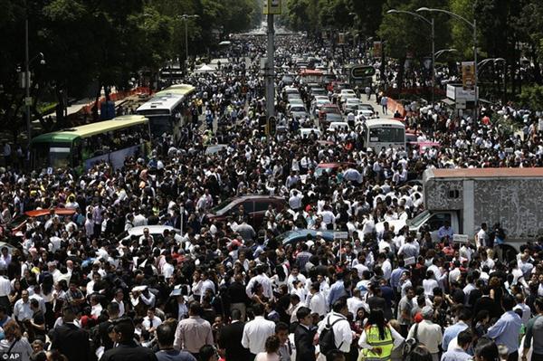 Hàng nghìn người chạy ra đường do lo ngại trận động đất khiến các tòa nhà đổ sập