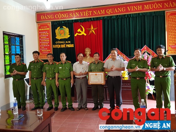 Đồng chí Lữ Đình Thi và Lê Văn Giáp chúc mừng, khen thưởng Công an huyện trong khám phá chuyên án 917
