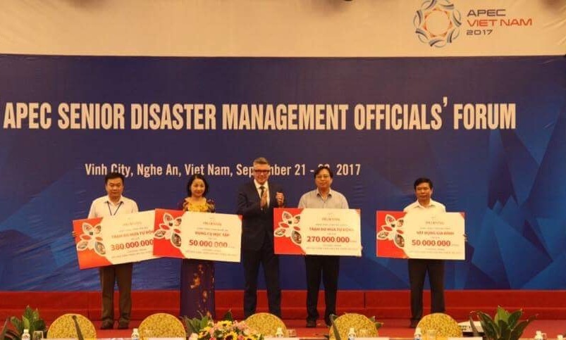 Tổng giám đốc Prudential Việt Nam trao quà hỗ trợ các tỉnh vừa hứng chịu rủi ro thiên tai
