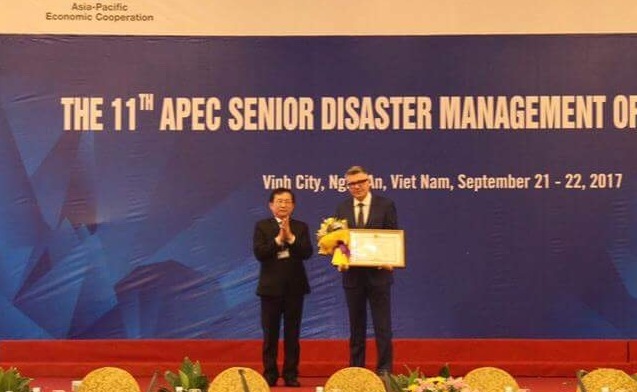 Đồng chí Đinh Viết Hồng, Phó chủ tịch UBND tỉnh Nghệ An trao bằng khen cho Prudential Việt Nam