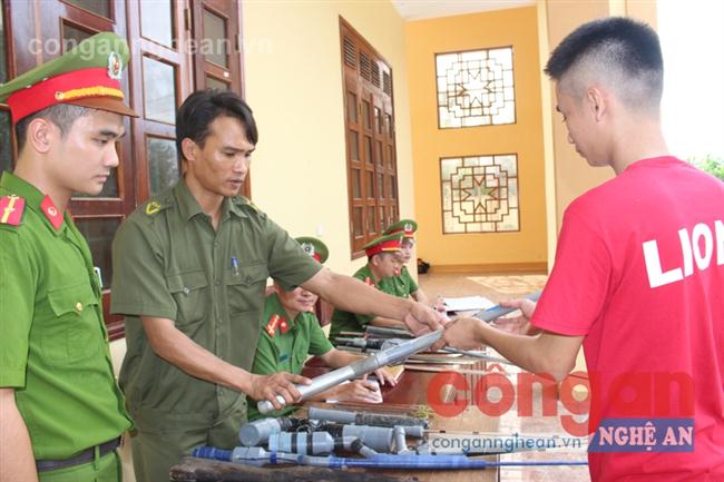 CBCS Công an huyện Hưng Nguyên thu hồi vũ khí, vật liệu nổ và công cụ hỗ trợ