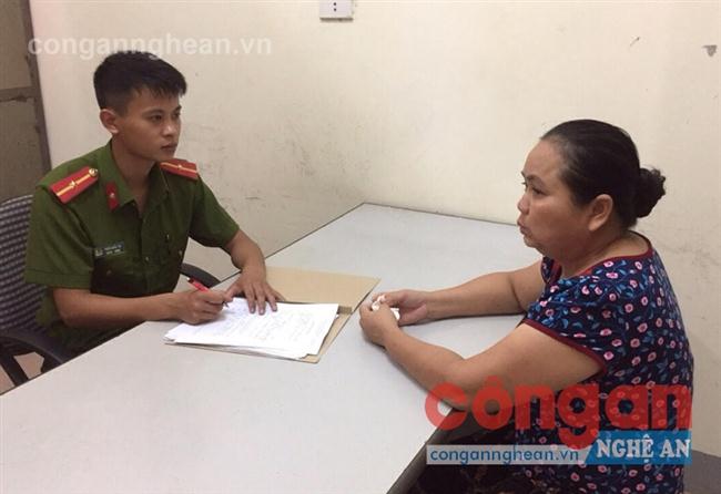 Công an huyện Anh Sơn làm việc với đối tượng Nguyễn Thị Kế