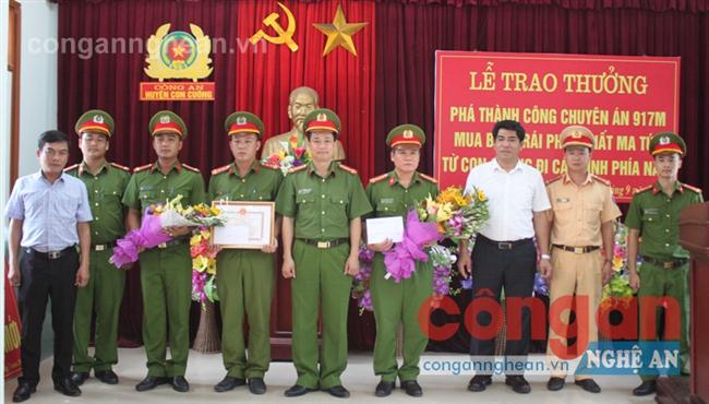 Lãnh đạo Công an tỉnh và Huyện ủy, UBND huyện Con Cuông đã đến chúc mừng, trao thưởng cho Ban chuyên án.