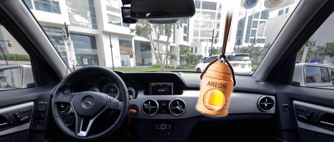 Để túi thơm hoặc nước hoa trong xe sẽ khiến mùi xe càng nồng