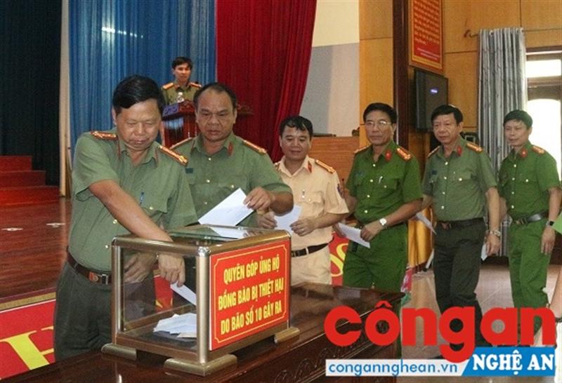 CBCS Công an tỉnh Hà Tĩnh quyên góp tiền ủng hộ đồng bào bị thiệt hại