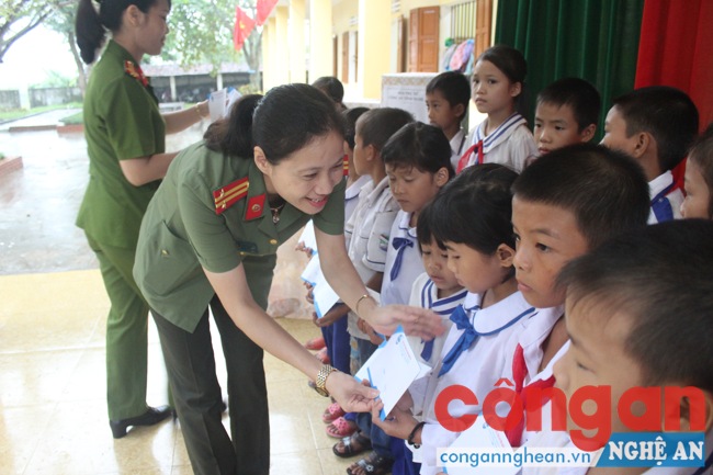 Đồng chí Trung tá Nguyễn Việt Hà, Chủ tịch HPN Công an Nghệ An tặng quà cho học sinh nghèo vượt khó