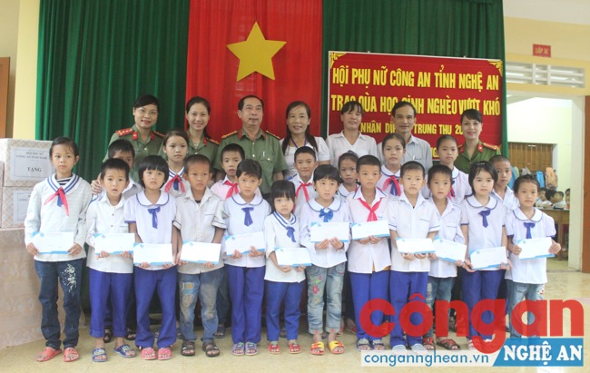 HPN Công an Nghệ An trao tặng 21 suất quà cho 21 em học sinh có hoàn cảnh khó khăn của trường Tiểu học Khánh Sơn, Nam Đàn