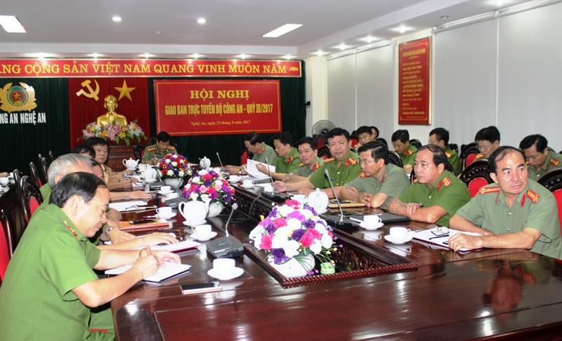 Đồng chí Đại tá Hồ Văn Tứ, Phó Bí thư Đảng ủy, Phó Giám đốc Công an tỉnh Nghệ An chủ trì hội nghị giao ban trực tuyến.