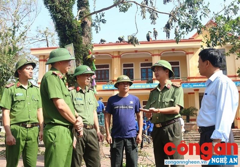 Đồng chí Đại tá Lê Văn Sao, Giám đốc Công an tỉnh Hà Tĩnh trực tiếp xuống địa bàn chỉ đạo công tác khắc phục hậu quả bão lũ