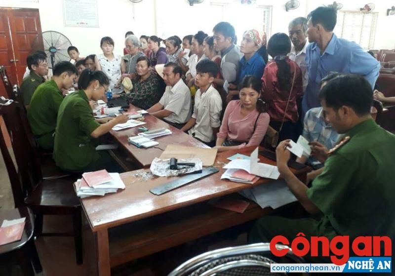 CBCS Đội QLHC về TTXH làm thủ tục cấp phát CMND cho người dân xã Nam Giang, huyện Nam Đàn