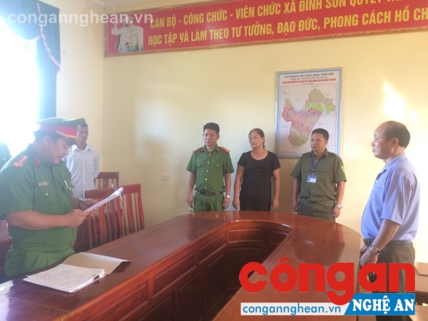 Cơ quan CSĐT Công an huyện Anh Sơn thi hành lệnh bắt đối với bị can Vi Thị Hoa tại trụ sở UBND xã Đỉnh Sơn