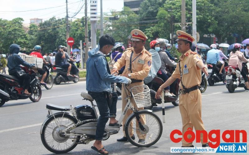 Lực lượng CSGT xử phạt trường hợp học sinh đi xe đạp điện không đội mũ bảo hiểm