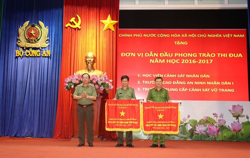 Thừa ủy quyền của Thủ tướng Chính phủ, Thứ trưởng Nguyễn Văn Thành trao Cờ thi đua của Chính phủ cho Trường Cao đẳng An ninh nhân dân I và Trường Trung cấp Cảnh sát Vũ trang.