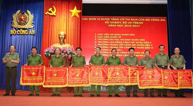 Thứ trưởng Nguyễn Văn Thành trao Cờ thi đua của Bộ Công an; Bộ Giáo dục và đào tạo; Bộ Lao động, Thương binh và Xã hội cho các học viện, trường CAND có thành tích xuất sắc.