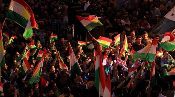 Cộng đồng người Kurd ăn mừng sau khi bỏ phiếu ly khai khỏi Iraq.Ảnh: Reuters
