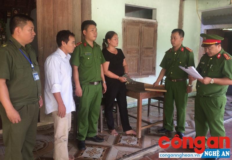 Cơ quan CSĐT Công an huyện Anh Sơn đọc lệnh thi hành bắt tạm giam Vi Thị Hoa tại nhà riêng
