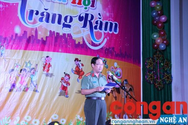 Đồng chí Đại tá Nguyễn Tiến Dần - Phó giám đốc Công an tỉnh chúc mừng các cháu có 1 đêm hội trăng rằm đầy ý nghĩa