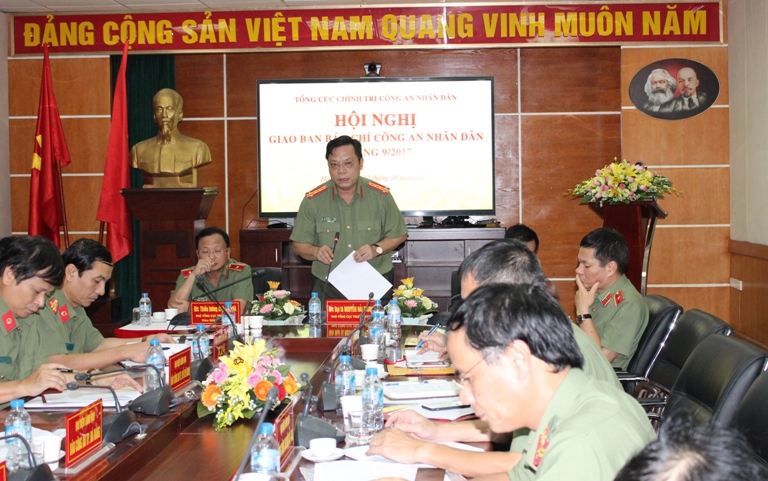 Đồng chí Đại tá Nguyễn Hải Trung, Phó Tổng cục trưởng Tổng cục Chính trị CAND phát biểu chỉ đạo hội nghị