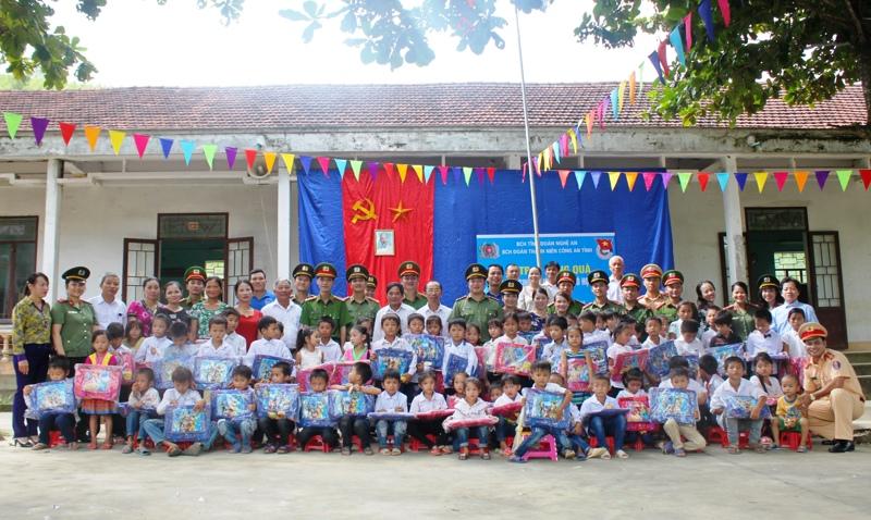 Chụp hình lưu niệm cùng các em học sinh tại xã Tường Sơn, huyện Anh Sơn, Nghệ An