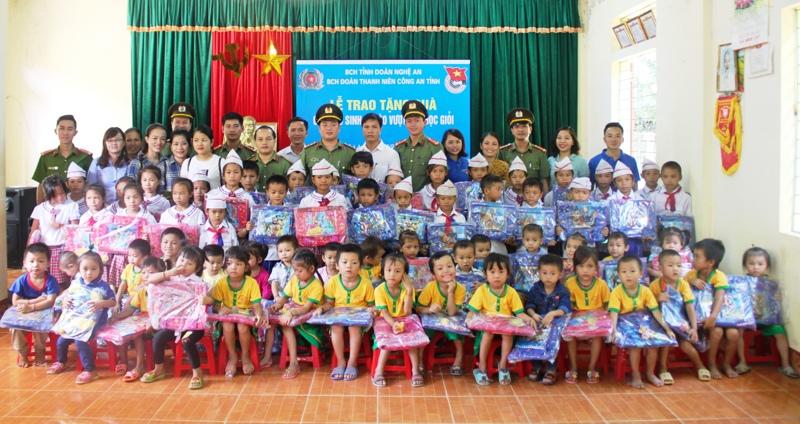 Chụp hình lưu niệm cùng các em học sinh tại xã Hữu Lập, huyện Kỳ Sơn, Nghệ An