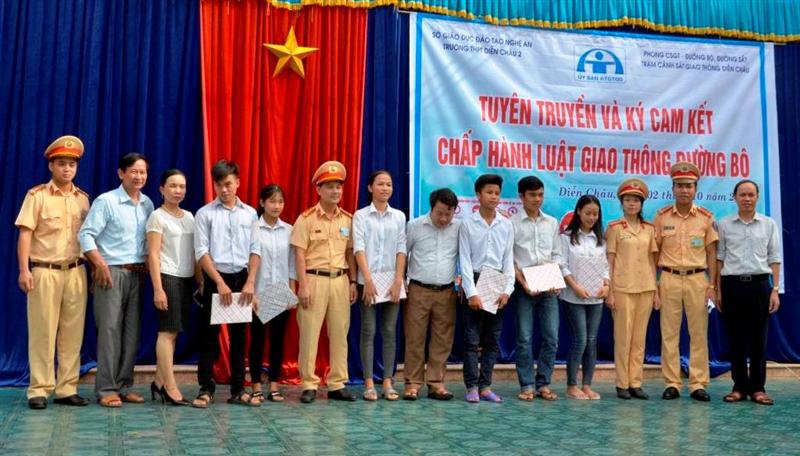 Trạm CSGT Diễn Châu đã trao 6 suất học bổng cho các em học sinh nghèo vượt khó tại Trường THPT Diễn Châu 2.