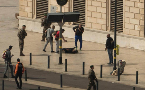 Cảnh sát Pháp hạ gục kẻ tấn công ở Marseille (Ảnh: Newszulu)
