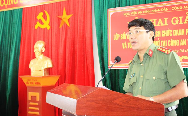 Đồng chí Đại tá Lê Khắc Thuyết - Phó Giám đốc Công an tỉnh phát biểu tại lễ khai giảng