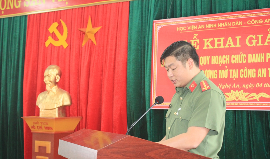 Đ/c Hoàng Lê Anh, Trưởng ban công tác thanh niên Công an Nghệ An thay mặt học viên phát biểu tại lễ khai giảng