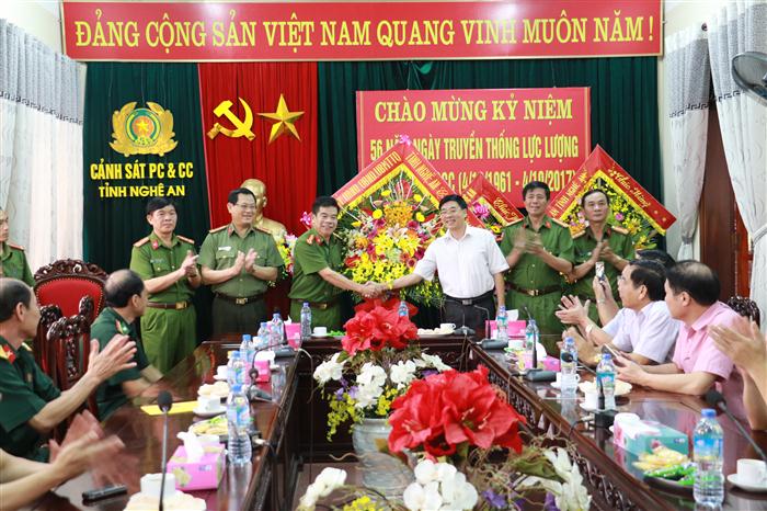 Đồng chí Nguyễn Văn Thông, Phó Bí thư Tỉnh ủy tặng hoa chúc mừng Cảnh sát PC&CC tỉnh