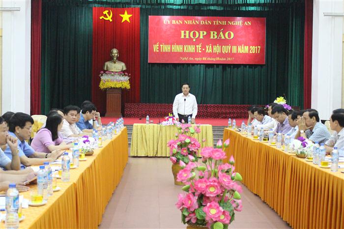  Đồng chí Lê Minh Thông chủ trì buổi họp báo.