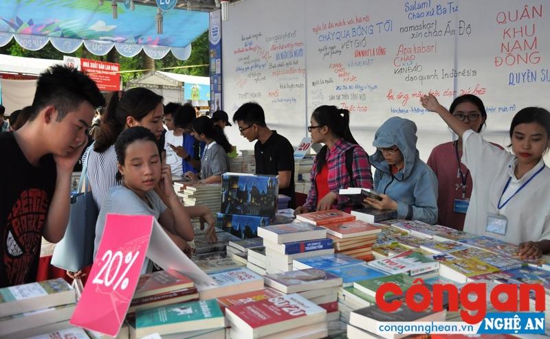  Hội chợ sách được tổ chức thường niên nhằm thu hút học sinh, sinh viên