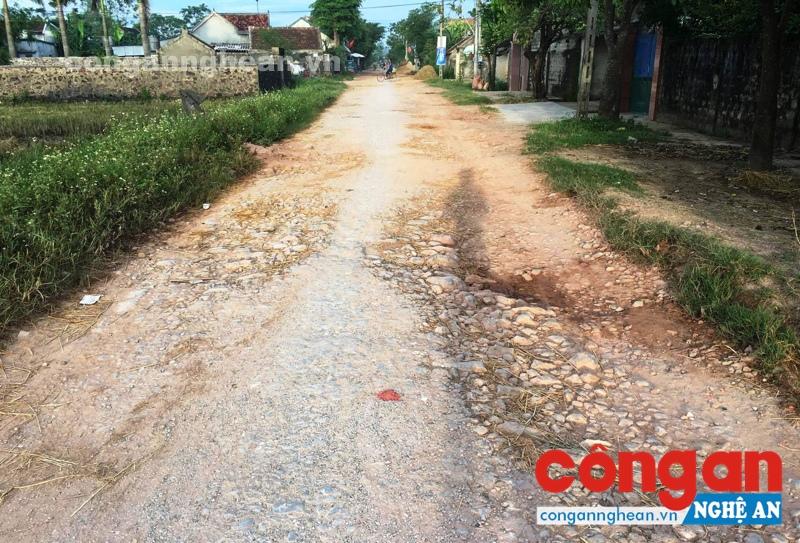 Vì thiếu vốn, tuyến đường 256 nối từ Quốc lộ 1A đi qua 4 xã Diễn Thịnh, Diễn Lộc, Diễn Thọ, Diễn Lợi, huyện Diễn Châu thi công gần 3 năm vẫn chưa hoàn thành