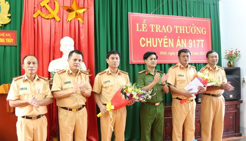 Đồng chí Thượng tá Nguyễn Đức Hải, Phó Giám đốc Công an tỉnh trao thưởng cho ban chuyên án.