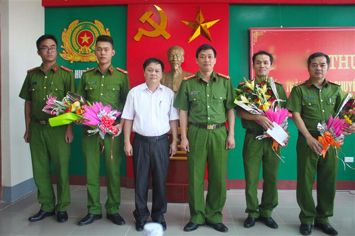 Đồng chí Đại tá Nguyễn Mạnh Hùng trao thưởng cho chuyên án “143H” tại Công an huyện Nam Đàn