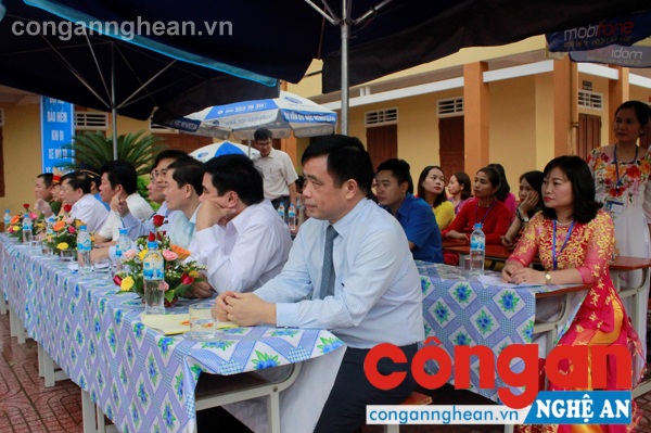 Đại biểu lãnh đạo tỉnh và các sở ngành, huyện Nghi Lộc tham dự lễ phát động