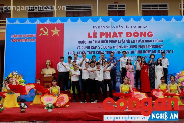Văn nghệ chào mừng của tập thể GV, HS trường THPT Nguyễn Duy Trinh