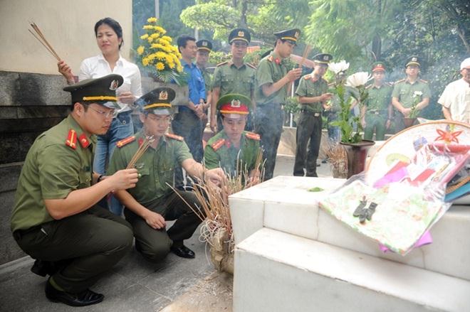 Tuổi trẻ CAND dâng hương tưởng niệm các Anh hùng, liệt sỹ đã oanh liệt ngã xuống trong sự nghiệp bảo vệ Tổ quốc.