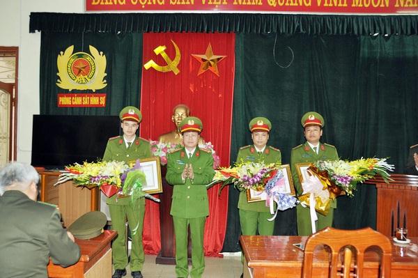 Lãnh đạo Công an tỉnh Ninh Bình trao thưởng cho các tập thể, cá nhân Phòng PC45 có thành tích phá vụ đánh bạc tại huyện Gia Viễn.