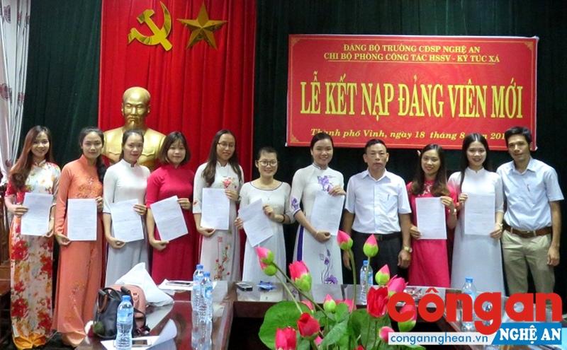 Sinh viên Trường Cao đẳng Sư phạm Nghệ An được kết nạp đảng viên mới