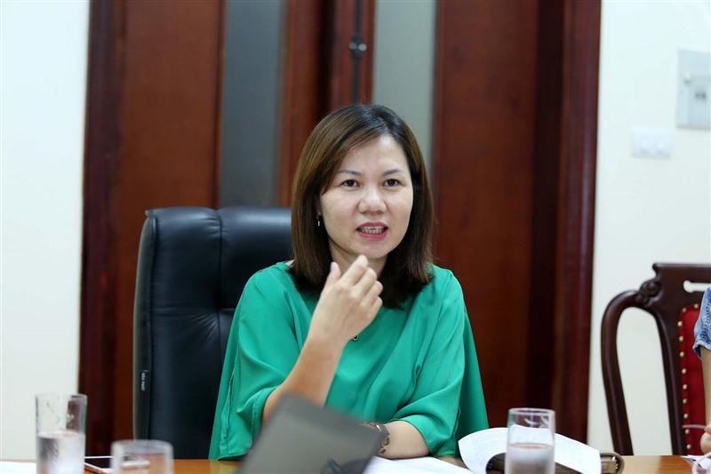 Bà Nguyễn Như Quỳnh, Phó Chánh Thanh tra Bộ KH&CN trao đổi với báo chí về việc thanh tra sâm Ngọc Linh giả chiều 9/10. (Ảnh: BL)