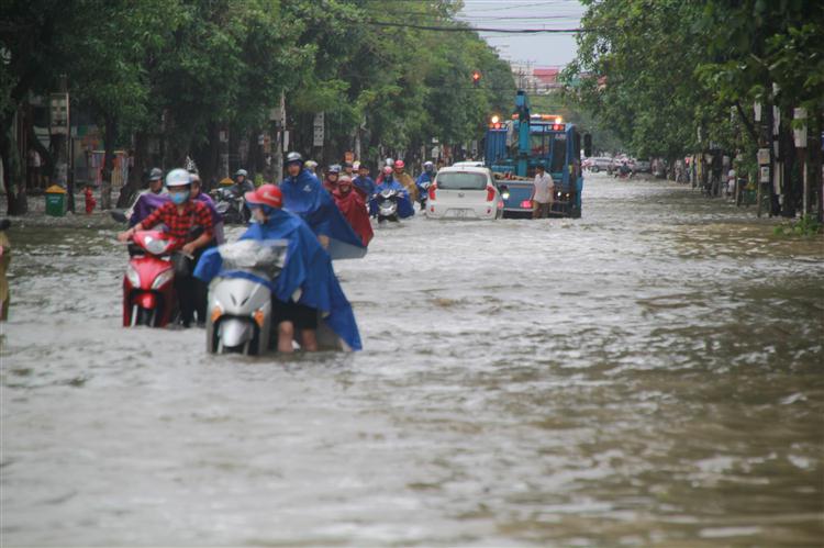 Đường Nguyễn Văn Cừ nhiều đoạn bị ngập, nhiều phương tiện giao thông phải nhờ đến xe cứu hộ