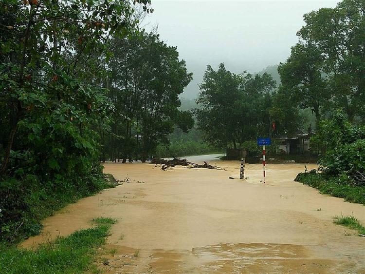 Nhiều đường liễn xã huyện Hương Khê bị chia cắt