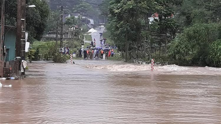 Hiện tại cầu trần Châu Tiến đang bị chia cắt do mưa to, công tác tiếp cận hiện trường gặp khó khăn