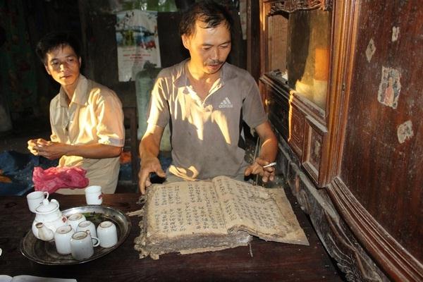 Ông Bàn Hữu Sen hiện là một trong số ít người còn lưu giữ sách cổ người Dao.