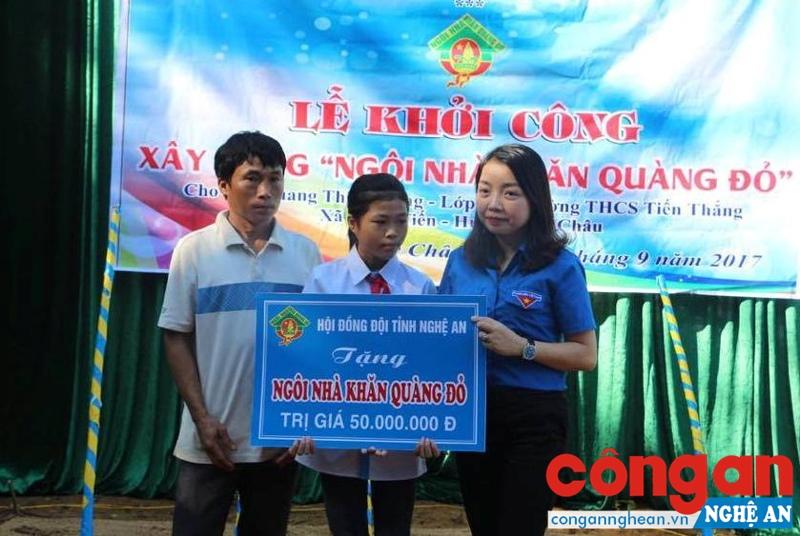 Đồng chí Nguyễn Thị Thơm, Phó Bí thư Tỉnh đoàn, Chủ tịch Hội đồng đội trao số tiền xây dựng “Ngôi nhà Khăn quàng đỏ” cho gia đình em Quang Thị Thương