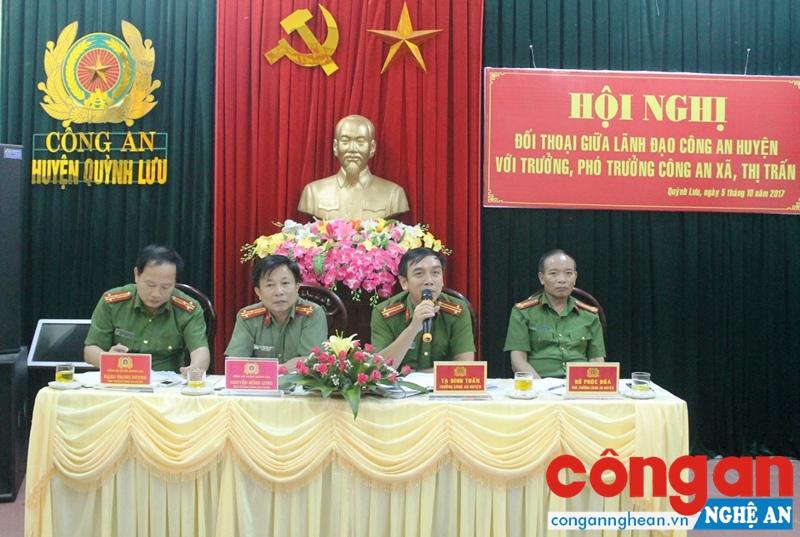 Trung tá Tạ Đình Tuấn, Trưởng Công an huyện giải đáp các câu hỏi của lực lượng Công an xã