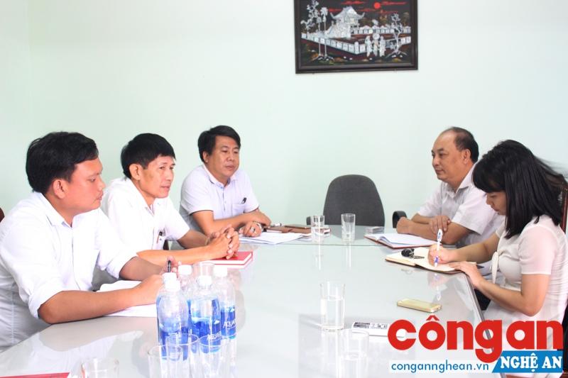 Đồng chí Lê Sơn Châu (thứ 2 phải sang), Trưởng ban Tuyên giáo Đảng ủy Khối Doanh nghiệp trực tiếp xuống cơ sở nắm bắt tình hình của chủ doanh nghiệp và công tác phát triển Đảng tại Đảng bộ TRANSCO NO5