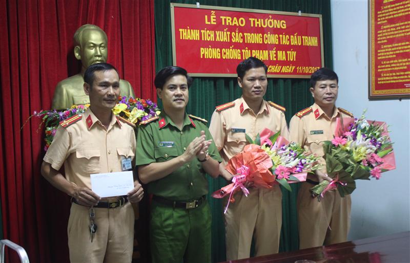Đồng chí Thượng tá Nguyễn Đức Hải, Phó Giám đốc Công an tỉnh trao thưởng cho Trạm CSGT Diễn Châu