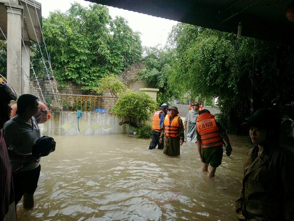 Lãnh đạo, CBCS Công an huyện Quỳnh Lưu vào ứng cứu các gia đình bị ngập lụt